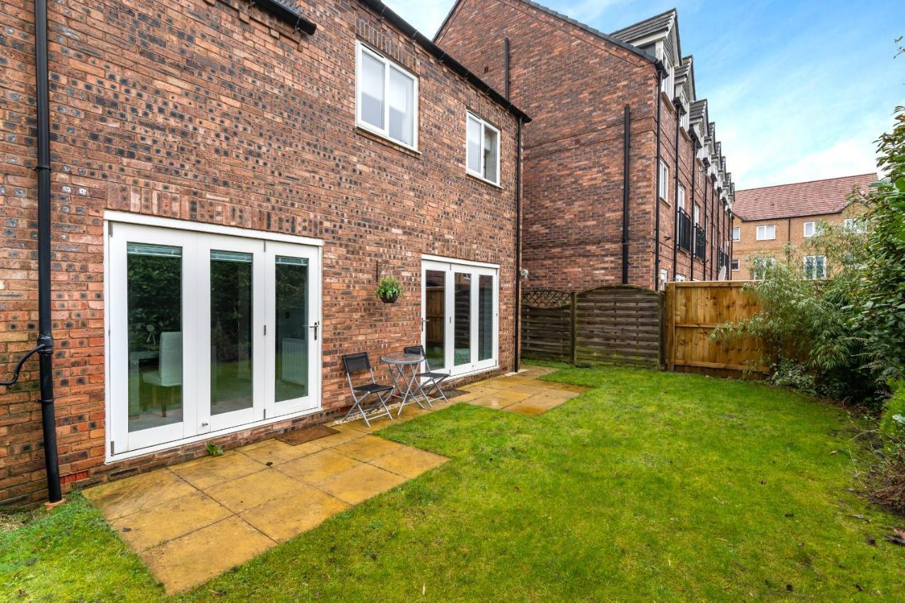 Spacious And Modern Townhouse I Pass The Keys York Exteriör bild