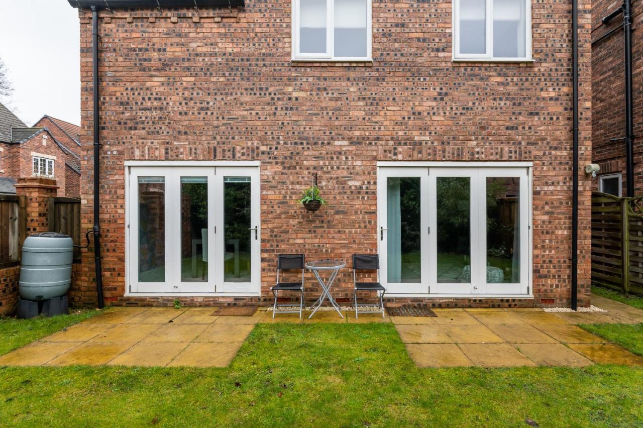 Spacious And Modern Townhouse I Pass The Keys York Exteriör bild