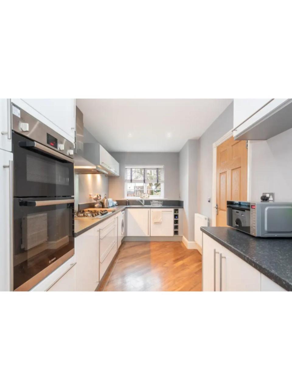 Spacious And Modern Townhouse I Pass The Keys York Exteriör bild