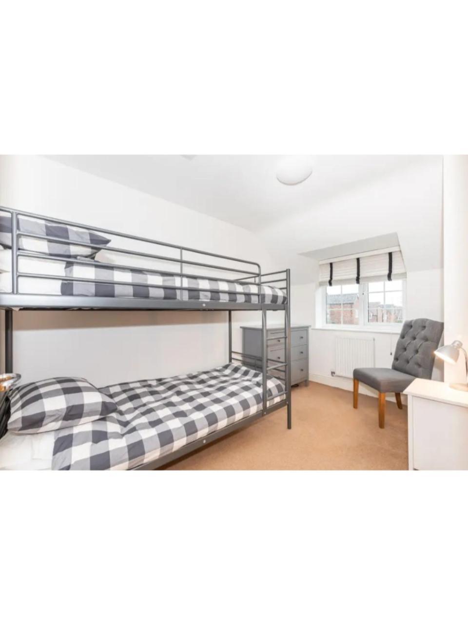 Spacious And Modern Townhouse I Pass The Keys York Exteriör bild