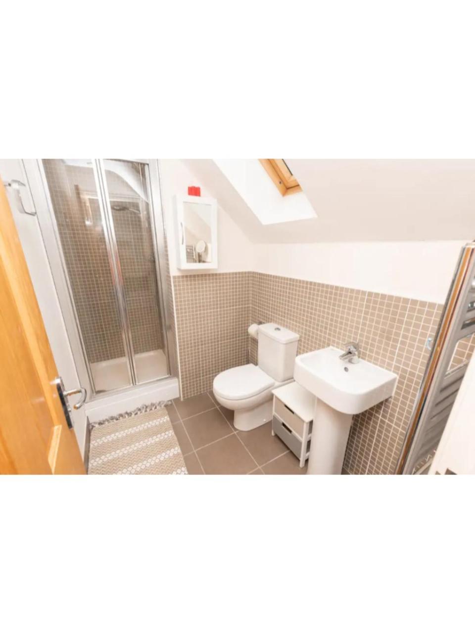 Spacious And Modern Townhouse I Pass The Keys York Exteriör bild